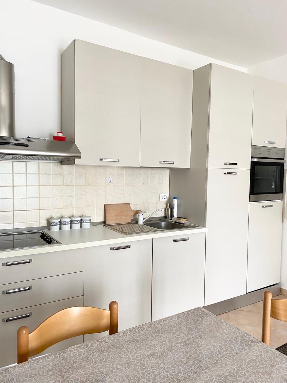 Kitchen or kitchenette, dishwasher, oven