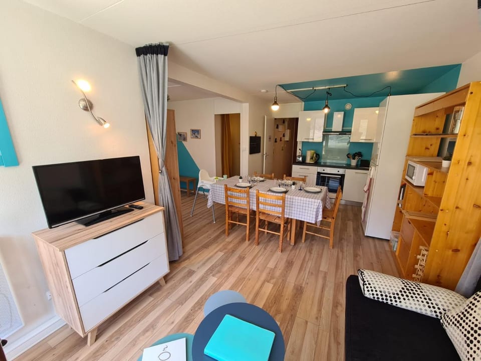 TV and multimedia, Seating area, Dining area