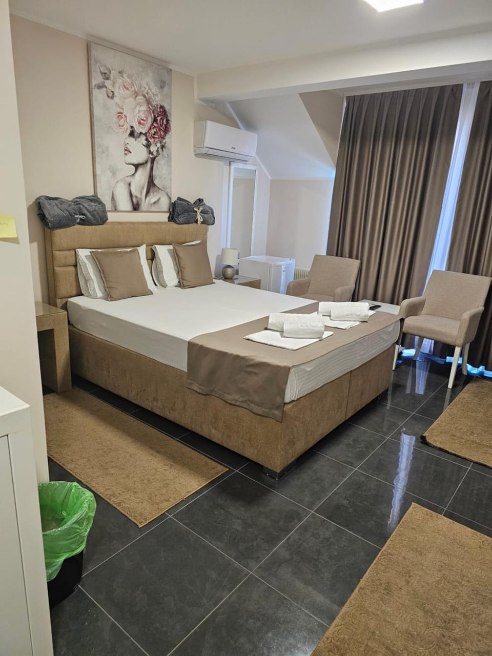 Bed, Photo of the whole room, Seating area, towels