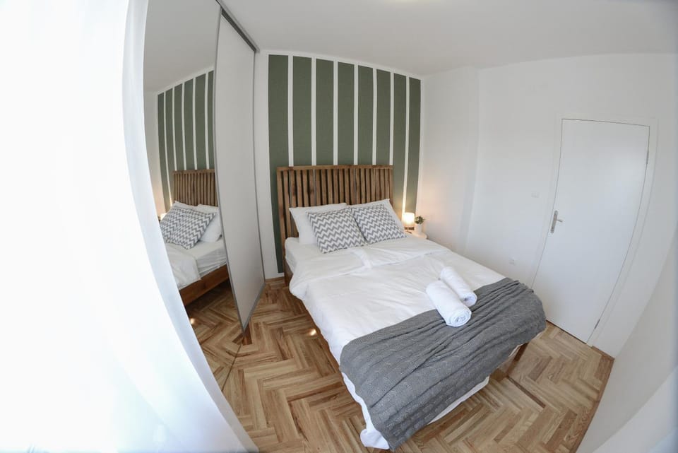 Bed, Bedroom, towels, wardrobe