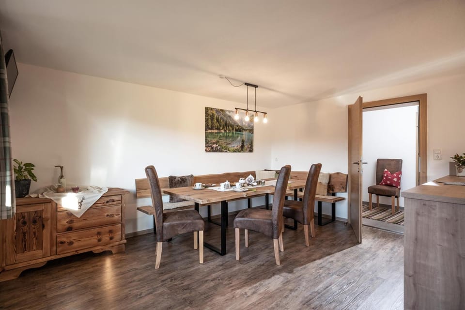 Seating area, Dining area
