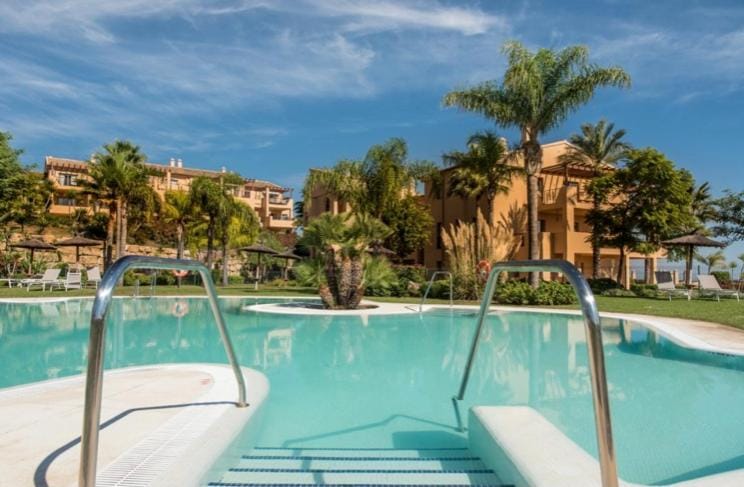Swimming pool