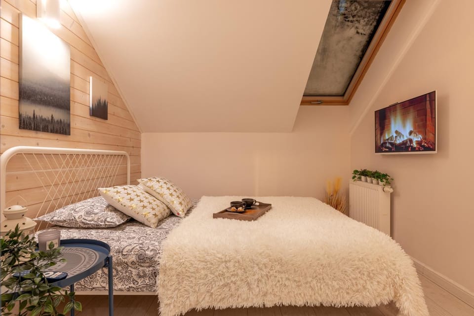 Bed, TV and multimedia, Bedroom, internet, wardrobe