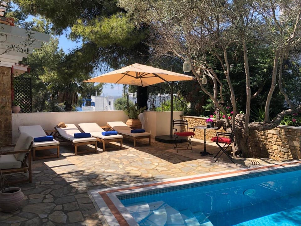 Swimming pool, sunbed