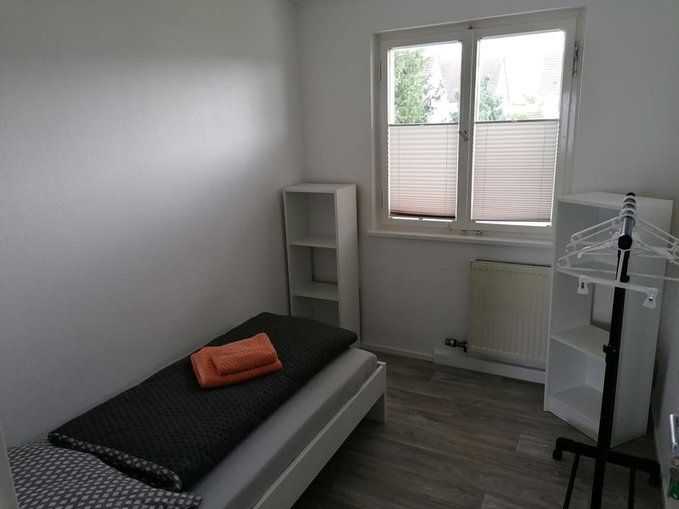Ferienhaus Stein, TOP Monteurwohnung, 5 große Einzelzimmer, Doppelzimmer, Übernachtung bis 8 Personen möglich House in Baden-Württemberg