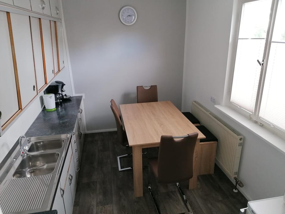 Ferienhaus Stein, TOP Monteurwohnung, 5 große Einzelzimmer, Doppelzimmer, Übernachtung bis 8 Personen möglich House in Baden-Württemberg