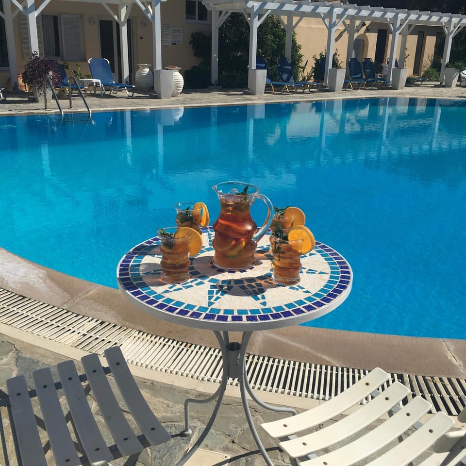 Swimming pool, Breakfast