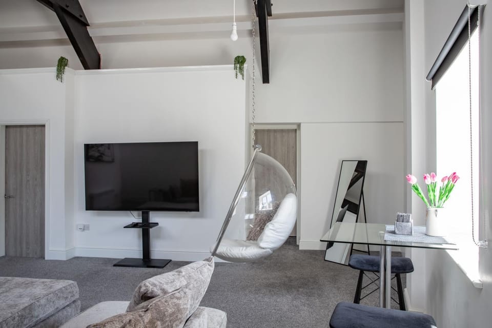 Communal lounge/ TV room, TV and multimedia, Living room, Seating area, Evening entertainment
