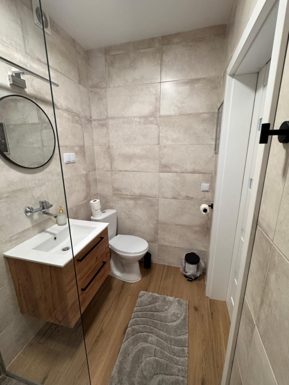 Shower, Toilet, Bathroom, towels
