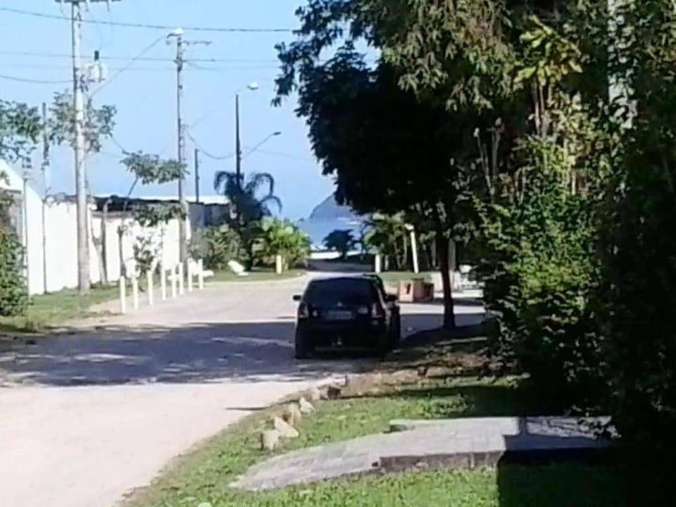 Casa com ar condicionado a 50 metros da Praia da Riviera no Jardim São Lourenço - Casa com Wi-Fi House in Bertioga