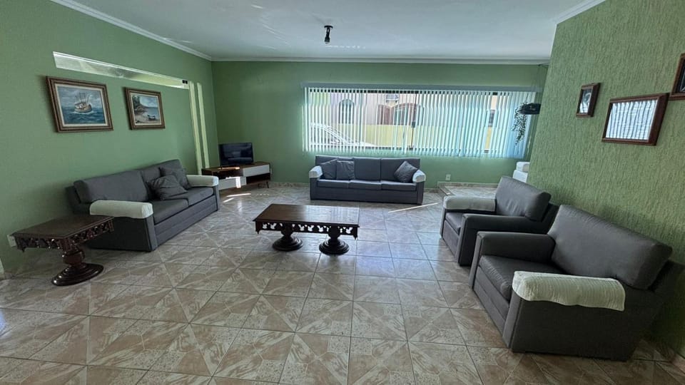 Casa com ar condicionado a 50 metros da Praia da Riviera no Jardim São Lourenço - Casa com Wi-Fi House in Bertioga