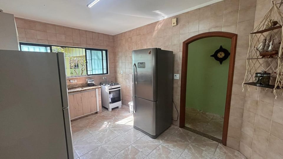 Casa com ar condicionado a 50 metros da Praia da Riviera no Jardim São Lourenço - Casa com Wi-Fi House in Bertioga
