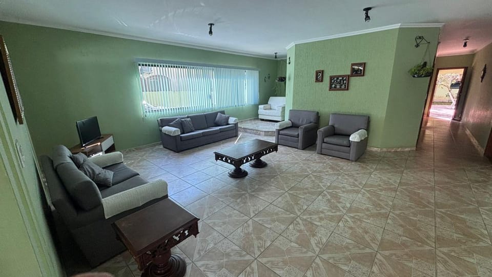 Casa com ar condicionado a 50 metros da Praia da Riviera no Jardim São Lourenço - Casa com Wi-Fi House in Bertioga