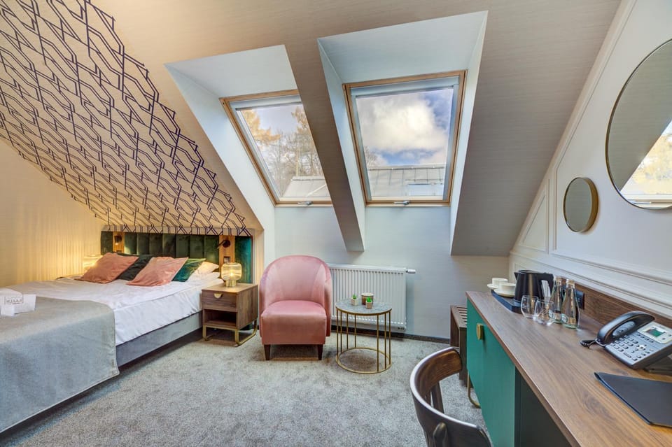 Bed, TV and multimedia, Photo of the whole room, Seating area, Bedroom