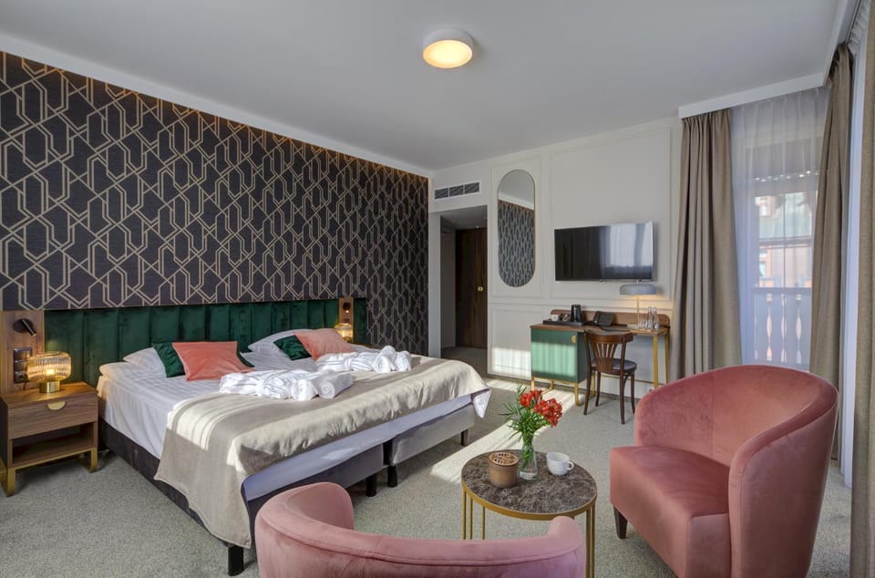 Bed, TV and multimedia, Seating area, Bedroom