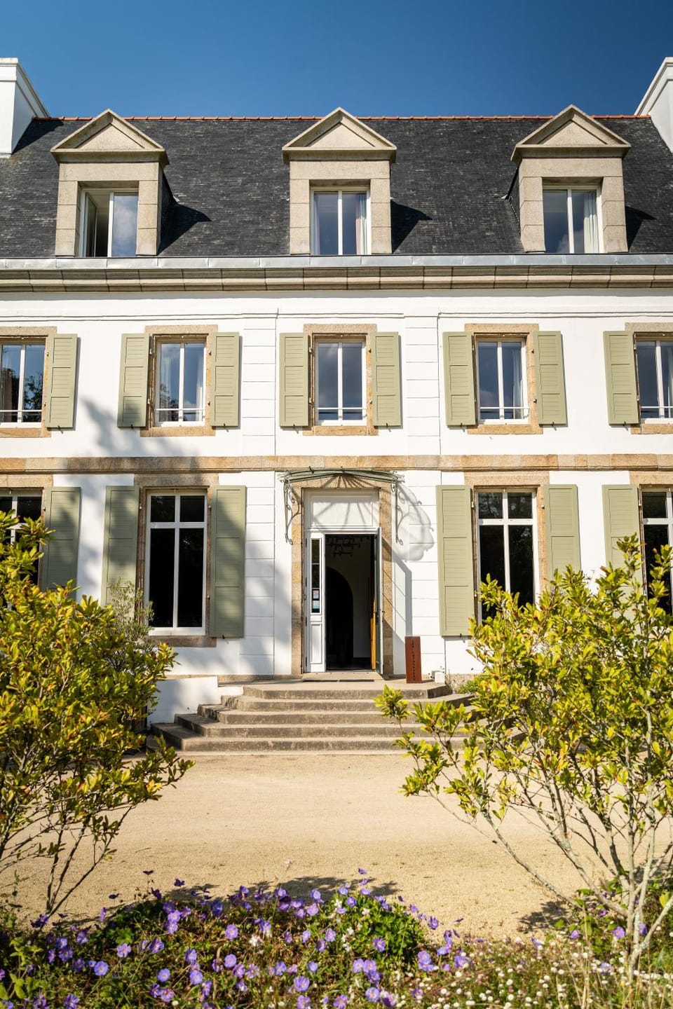 Property building, Facade/entrance, Day