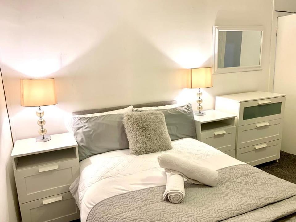 Central 1-Bed Apt Sleeps 4 5 mins to Station Apartment in Greenock