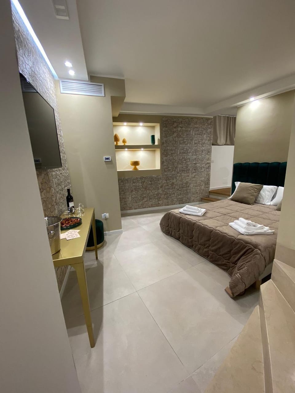 Bed, Photo of the whole room, Bedroom, towels