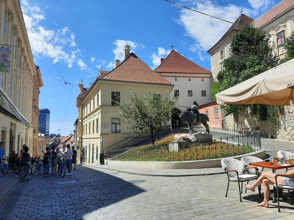 Nearby landmark, Neighbourhood