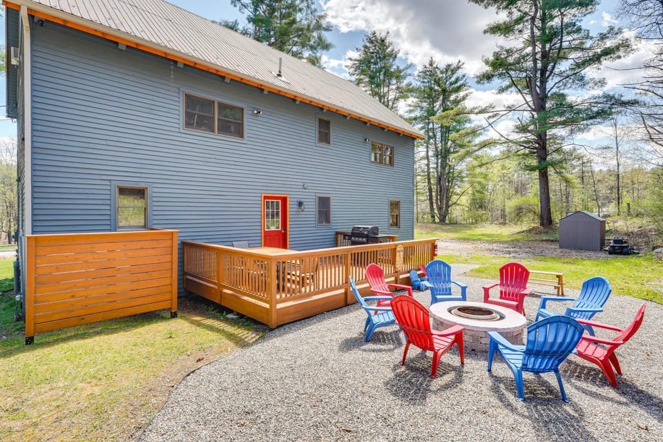 Athol Cabin w/ Deck & Fire Pit, 10 Mi to Lake Cabin in Hudson Valley