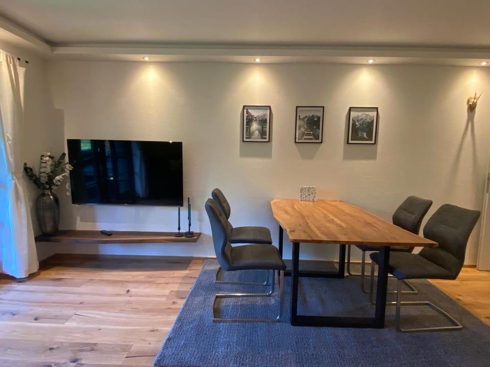 TV and multimedia, Living room, Seating area, Dining area