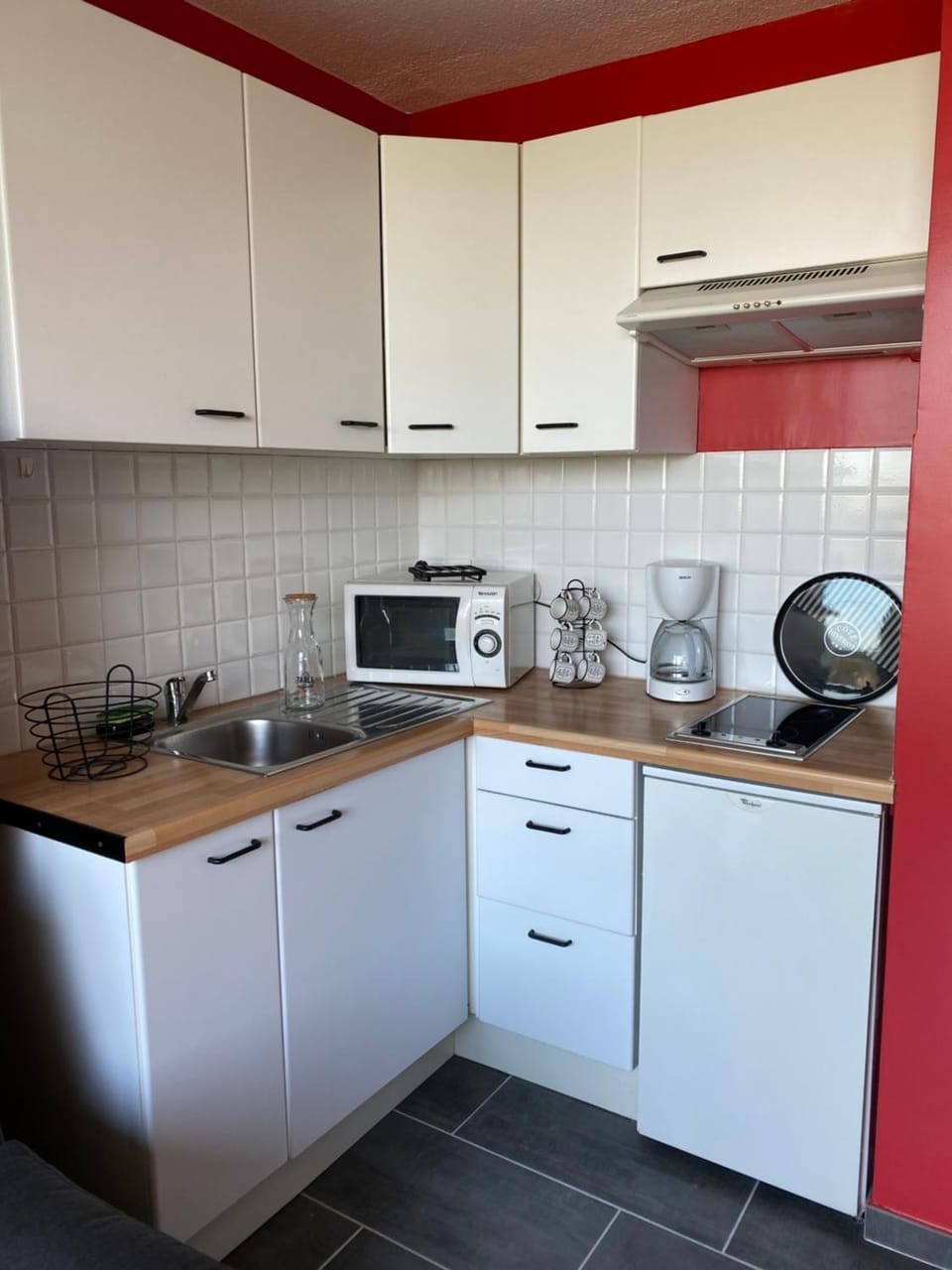 Kitchen or kitchenette, minibar, stove