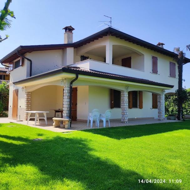 Property building, Spring, Day, Garden, Garden view, Landmark view