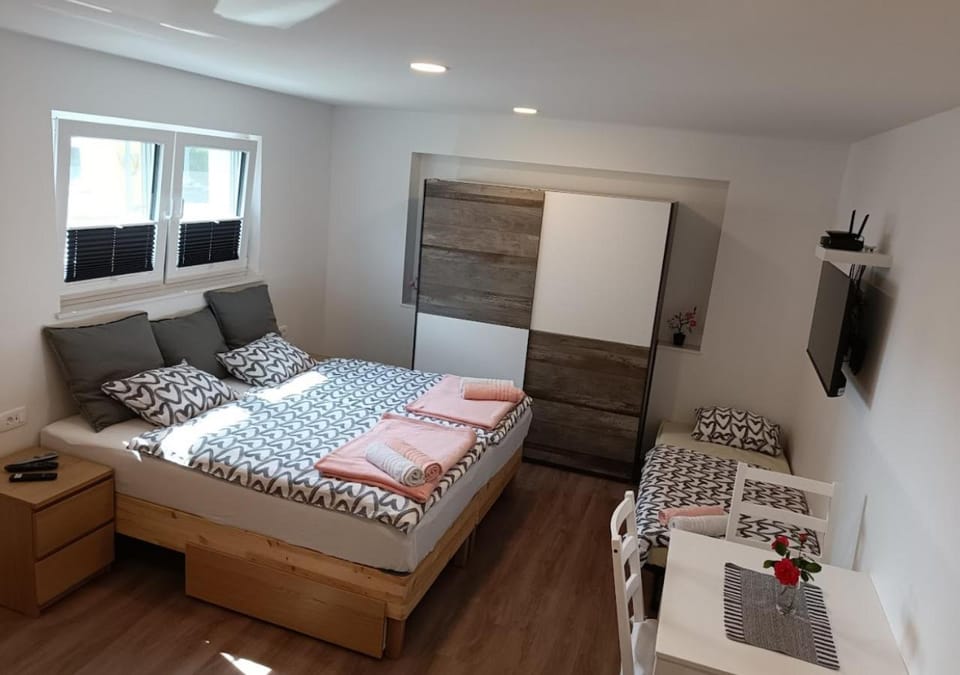 Bed, TV and multimedia, Bedroom