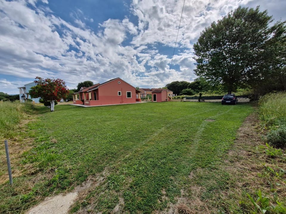 Property building, Day, Garden, Garden view, Parking