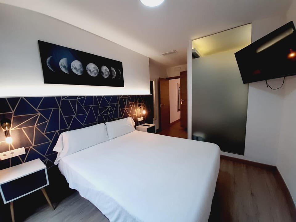 TV and multimedia, Photo of the whole room, Bedroom