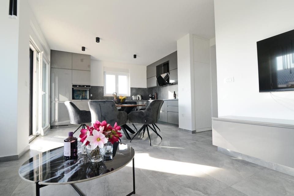TV and multimedia, Kitchen or kitchenette, Living room, Seating area, Dining area, oven