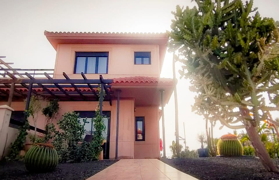 Property building, Facade/entrance, Off site, Garden, Lobby or reception, Garden view