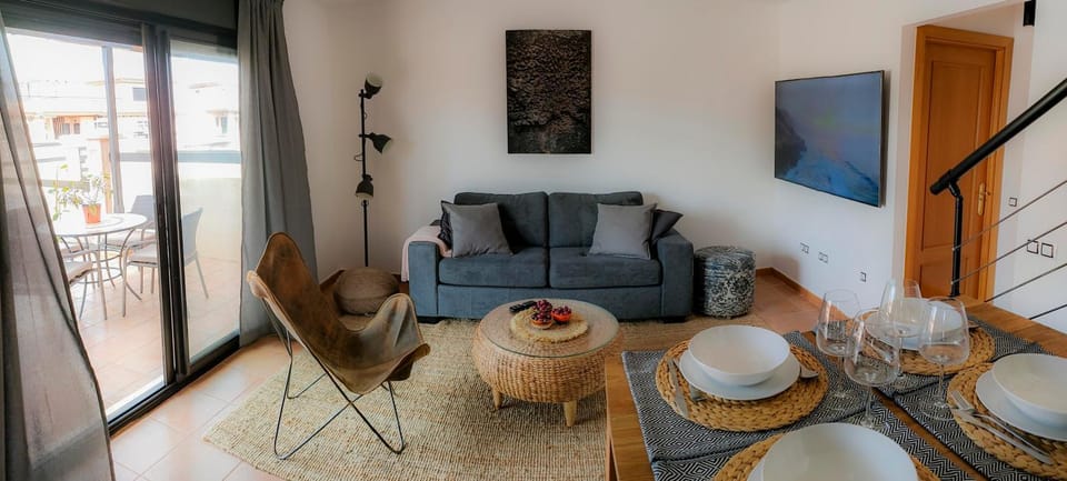 Communal lounge/ TV room, TV and multimedia, Living room, Lounge or bar, Seating area, Dining area