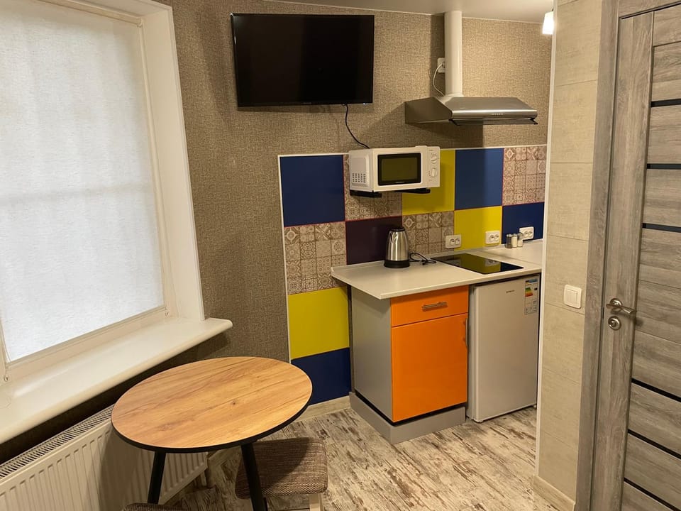 Kitchen or kitchenette, Dining area, stove