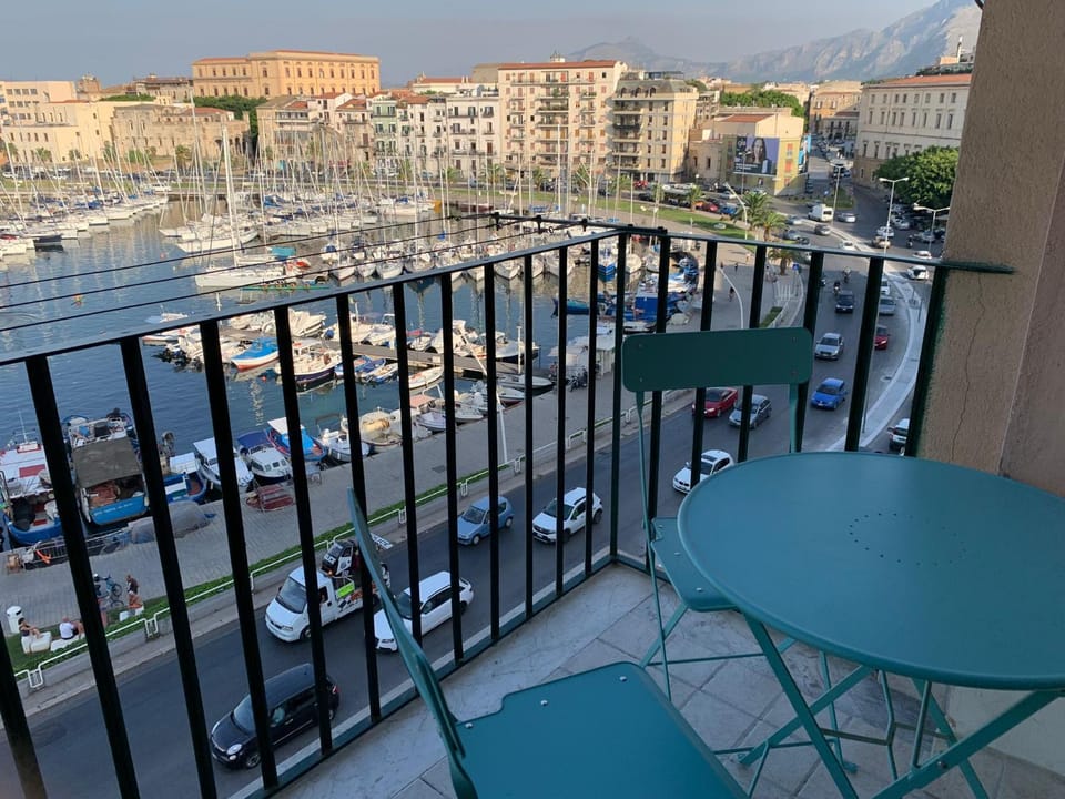 Balcony/Terrace, City view