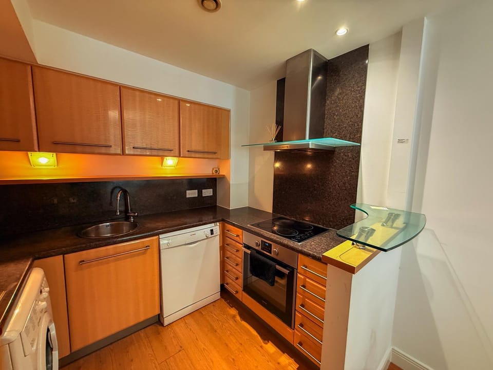 Kitchen or kitchenette, minibar, oven, stove, toaster