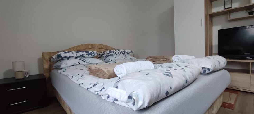 Bed, towels