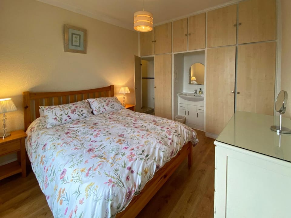 Bed, Bedroom, towels, wardrobe