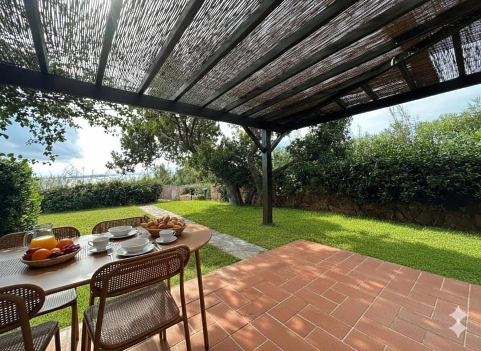 Patio, Spring, Day, Garden, Living room, Food and drinks, Seating area, Dining area, Food, Garden view