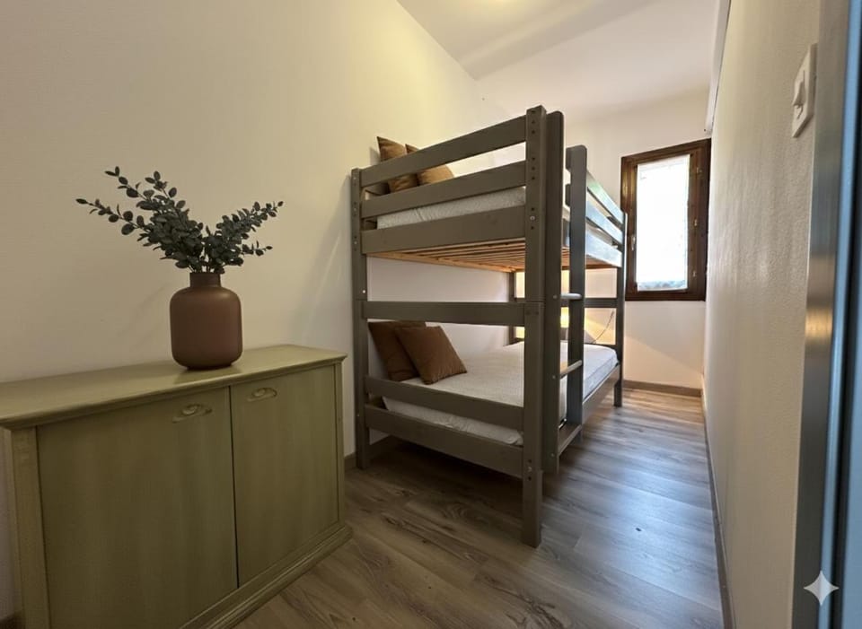 Bed, Photo of the whole room, Bedroom, bunk bed