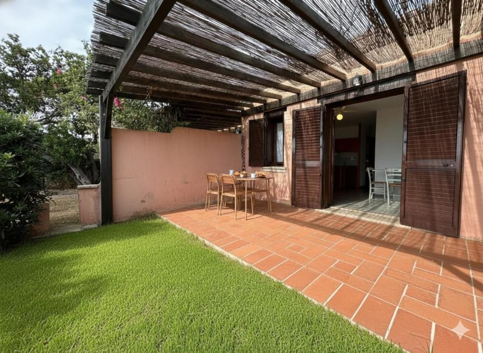 Property building, Patio, Spring, Day, Garden, Dining area, Garden view