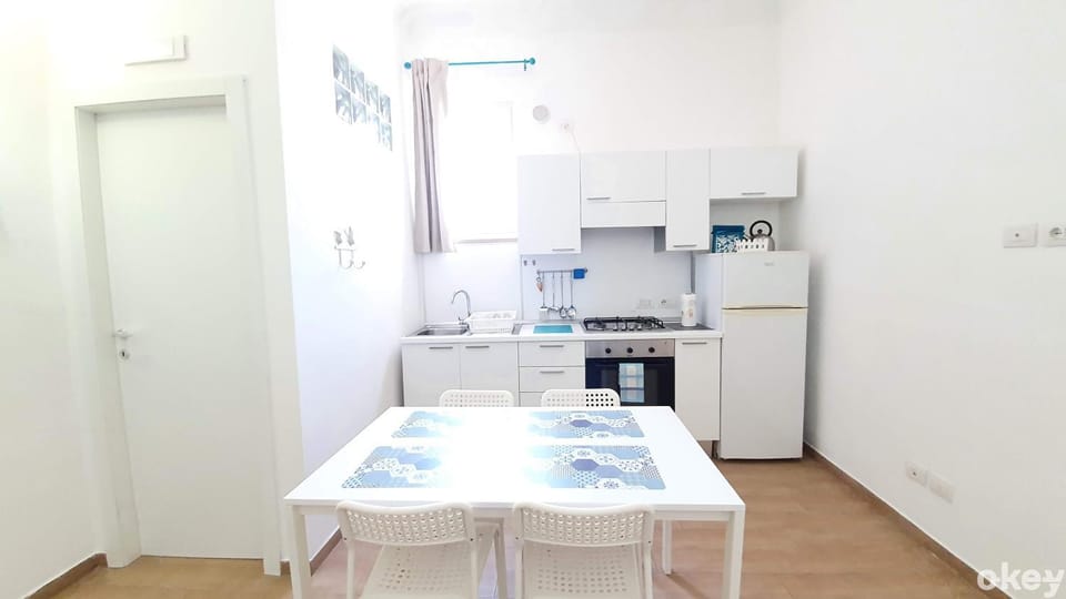 Kitchen or kitchenette, Dining area, oven, stove