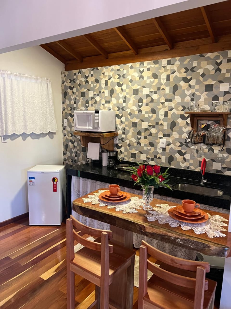 Kitchen or kitchenette, Dining area, minibar, stove