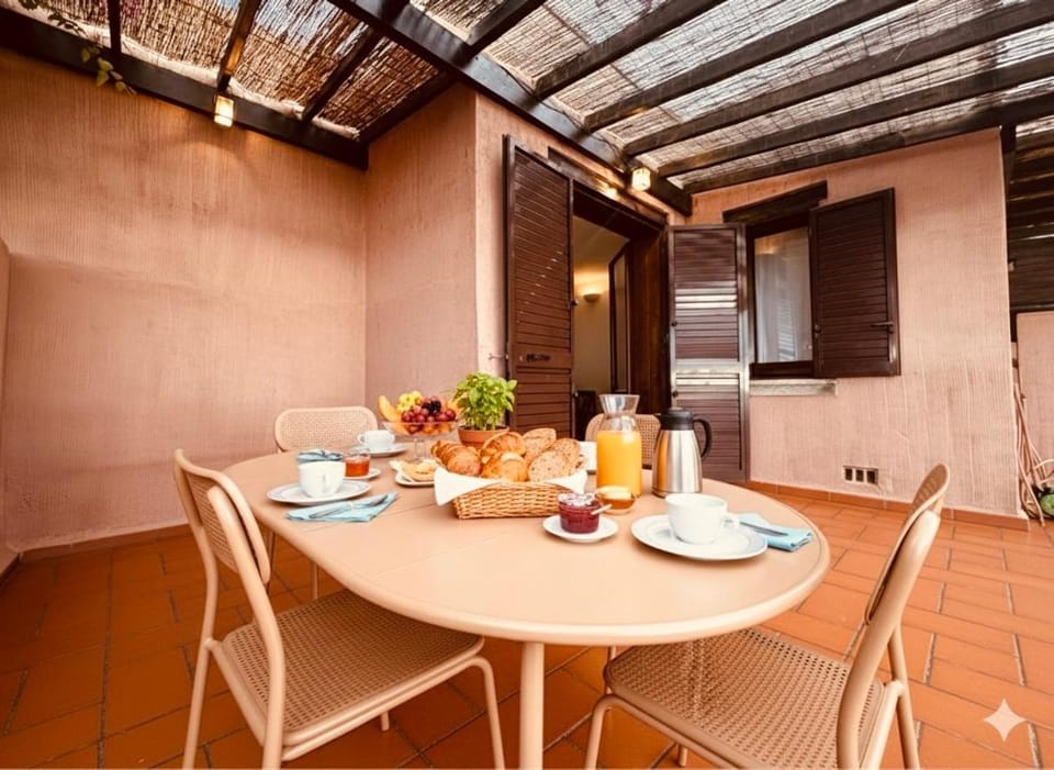 Patio, Living room, Food and drinks, Seating area, Dining area, Food