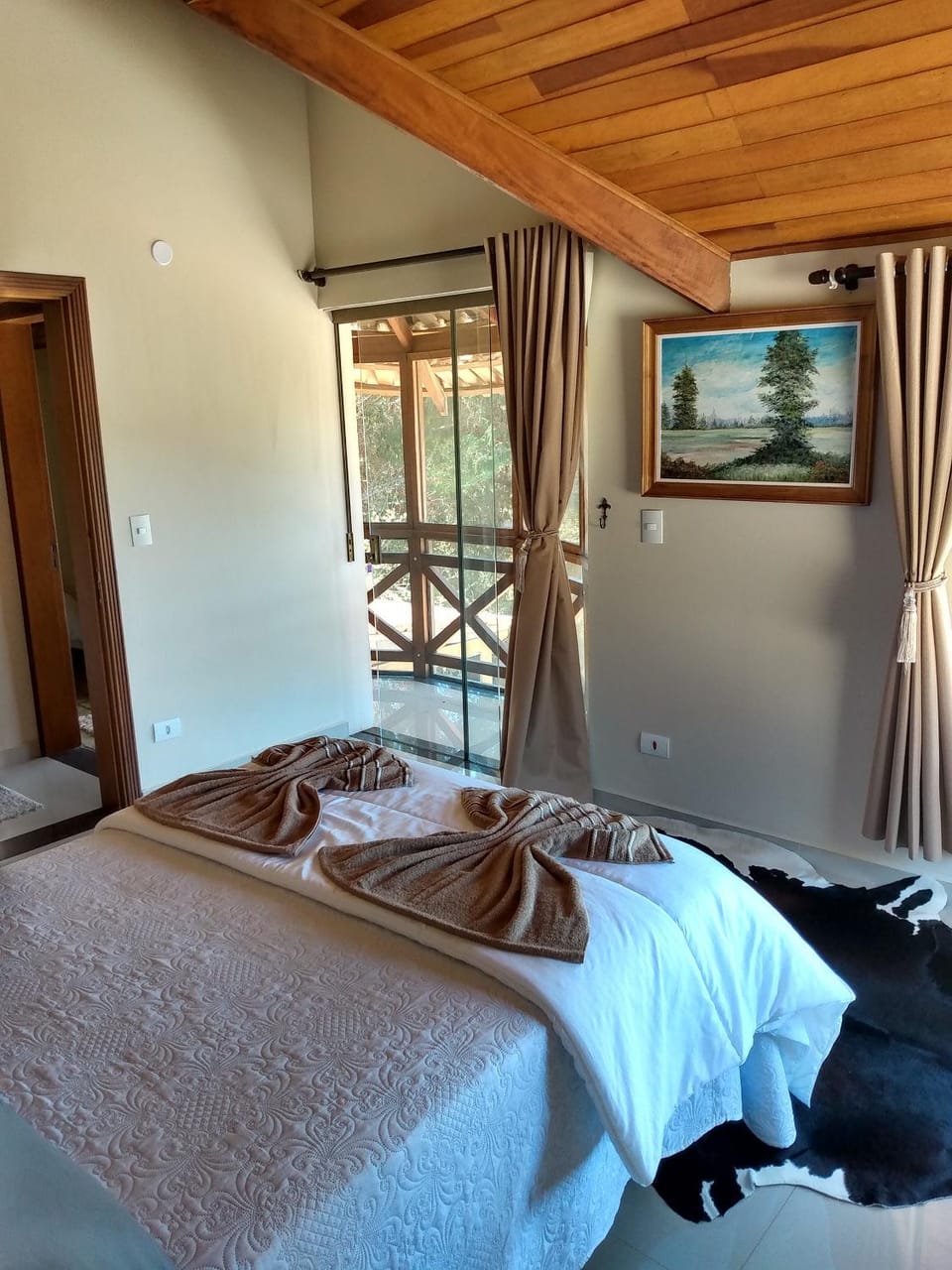 Photo of the whole room, Bedroom