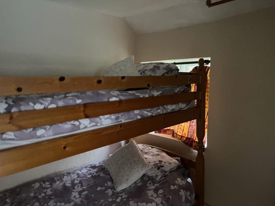 Bedroom, bunk bed
