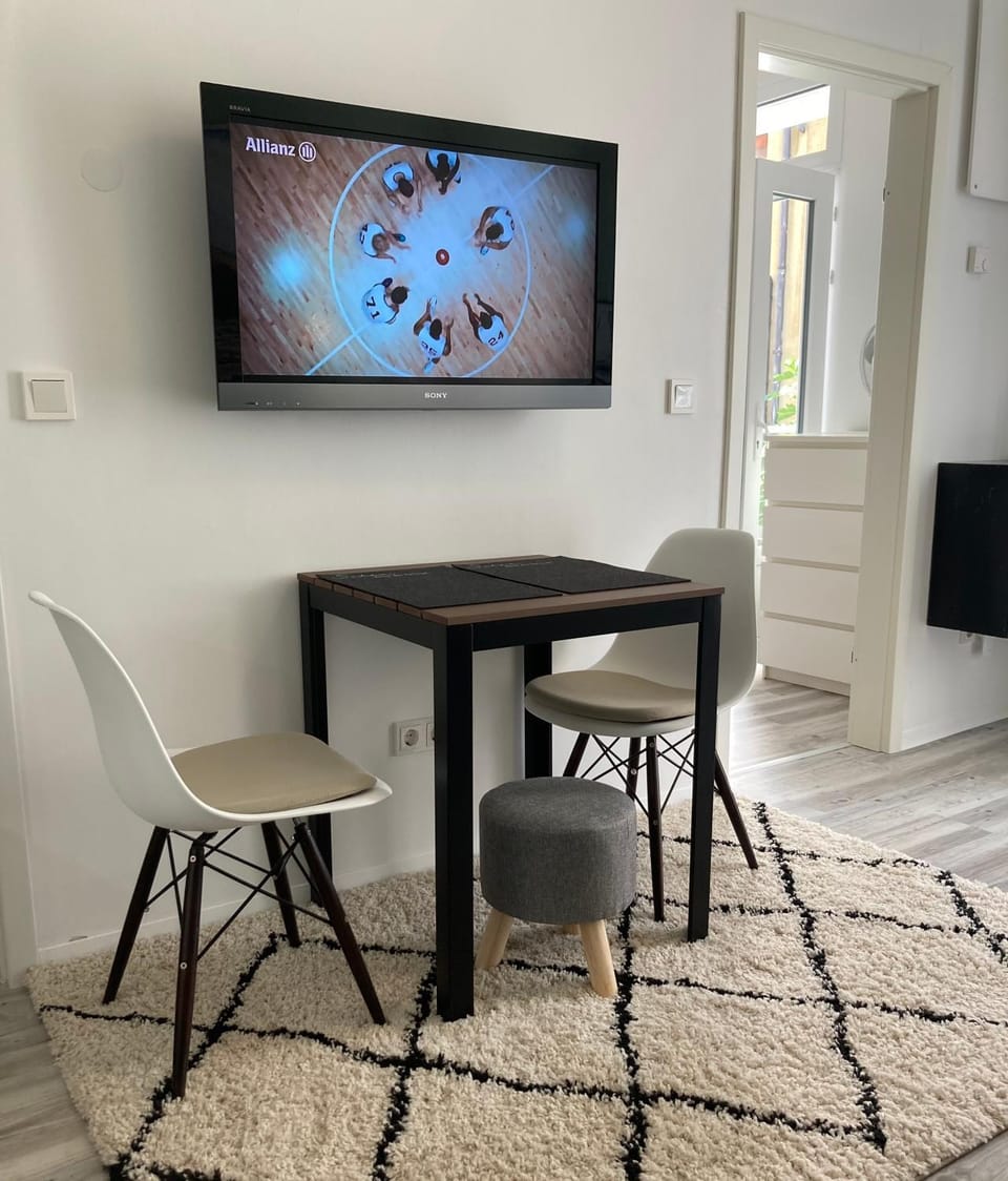 TV and multimedia, Seating area, Dining area