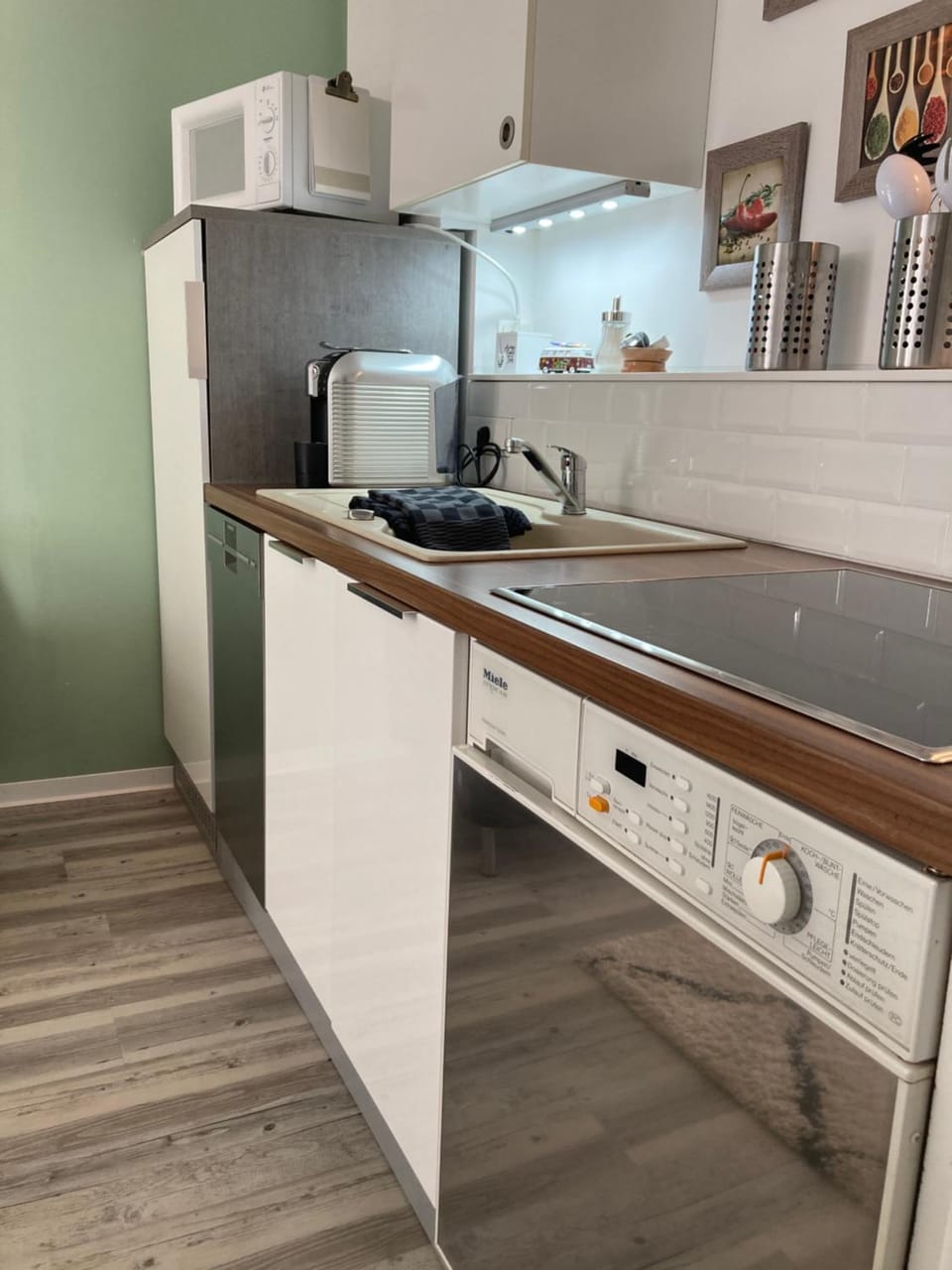 Kitchen or kitchenette, dishwasher, minibar, stove, washing machine