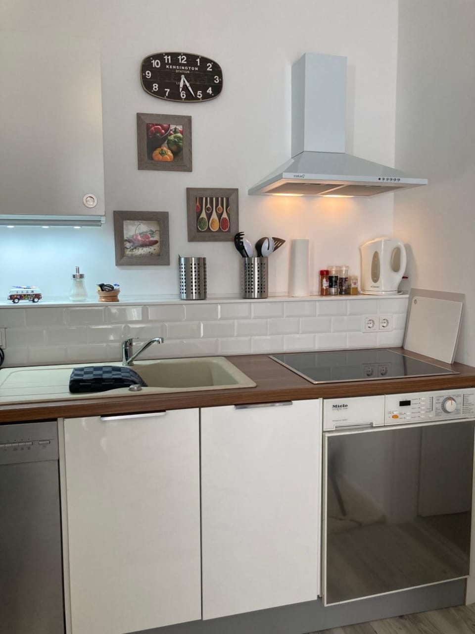 Kitchen or kitchenette, dishwasher, minibar, stove, washing machine