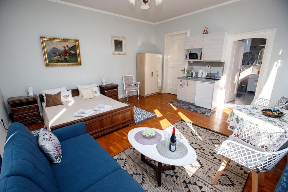 Property building, Communal lounge/ TV room, Day, Summer, Bathroom, Kitchen or kitchenette, Living room, Other, Photo of the whole room, Decorative detail, Bedroom, On site, Time of day